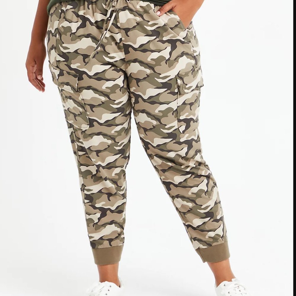 TORRID NWT RELAXED FIT CARGO CROP JOGGER - STRETCH CHALLIS CAMO WASH SIZE 3 - Picture 4 of 4